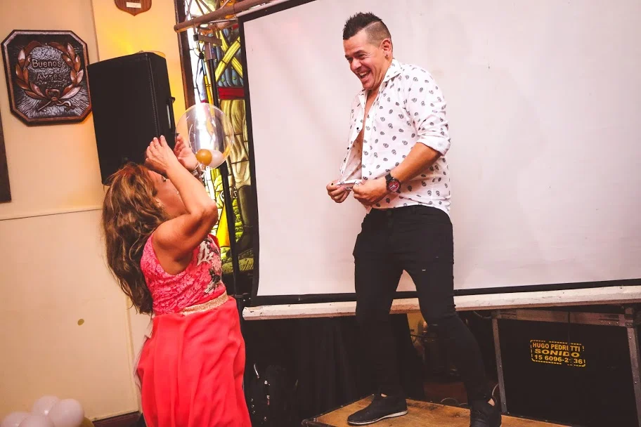 juego y desfile de streeptease en cumpleaños de 50 años